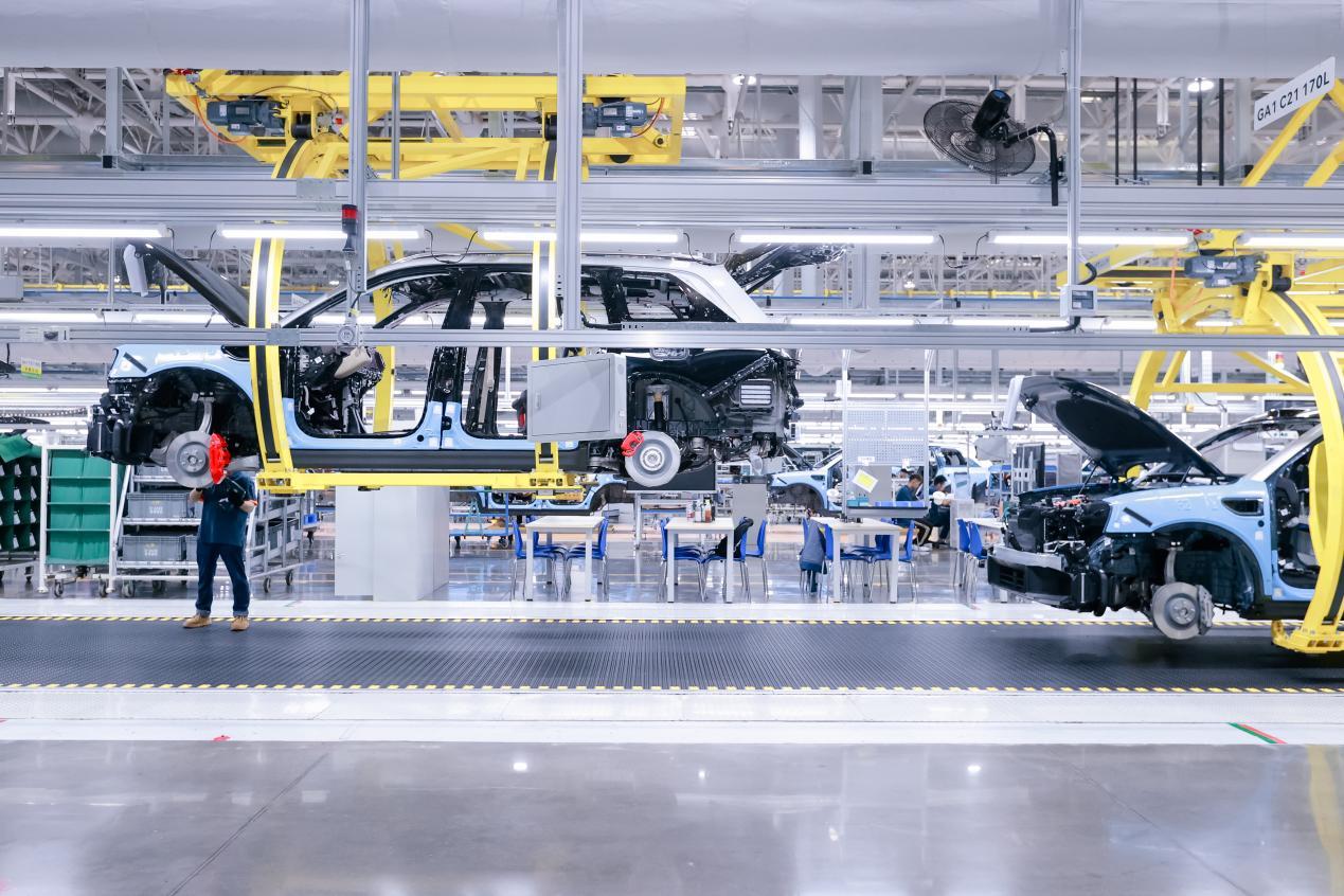 2025上海車展預(yù)熱 問(wèn)界以“新豪華”引領(lǐng)出行未來(lái)，技術(shù)服務(wù)重塑價(jià)值標(biāo)桿